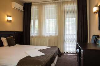 Отель Chiflika Family Hotel Асеновград Двухместный номер с 1 кроватью или 2 отдельными кроватями-5
